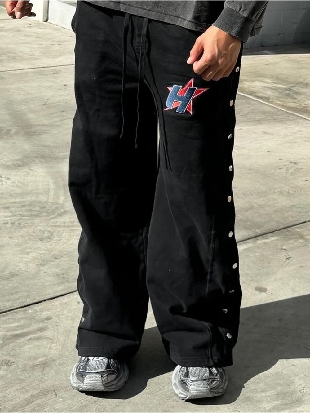 HMDD Happy Memories Don’t Die H Star Cropped Sweatpants Size Medium Black